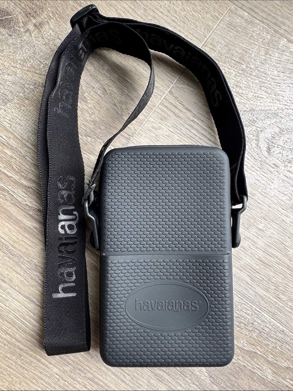 Havaianas Black Crossbody Phone Pouch Bag